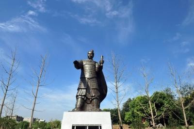 揚(yáng)州吳王夫差廣場(chǎng)基本竣工 夫差雕塑