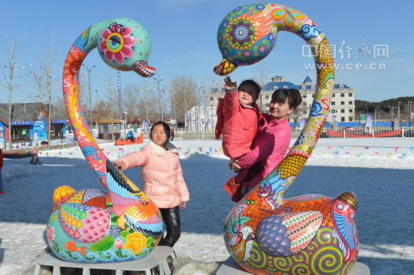 “歡樂西游記”雕塑亮相北京超級(jí)奶爸冰雪嘉年華